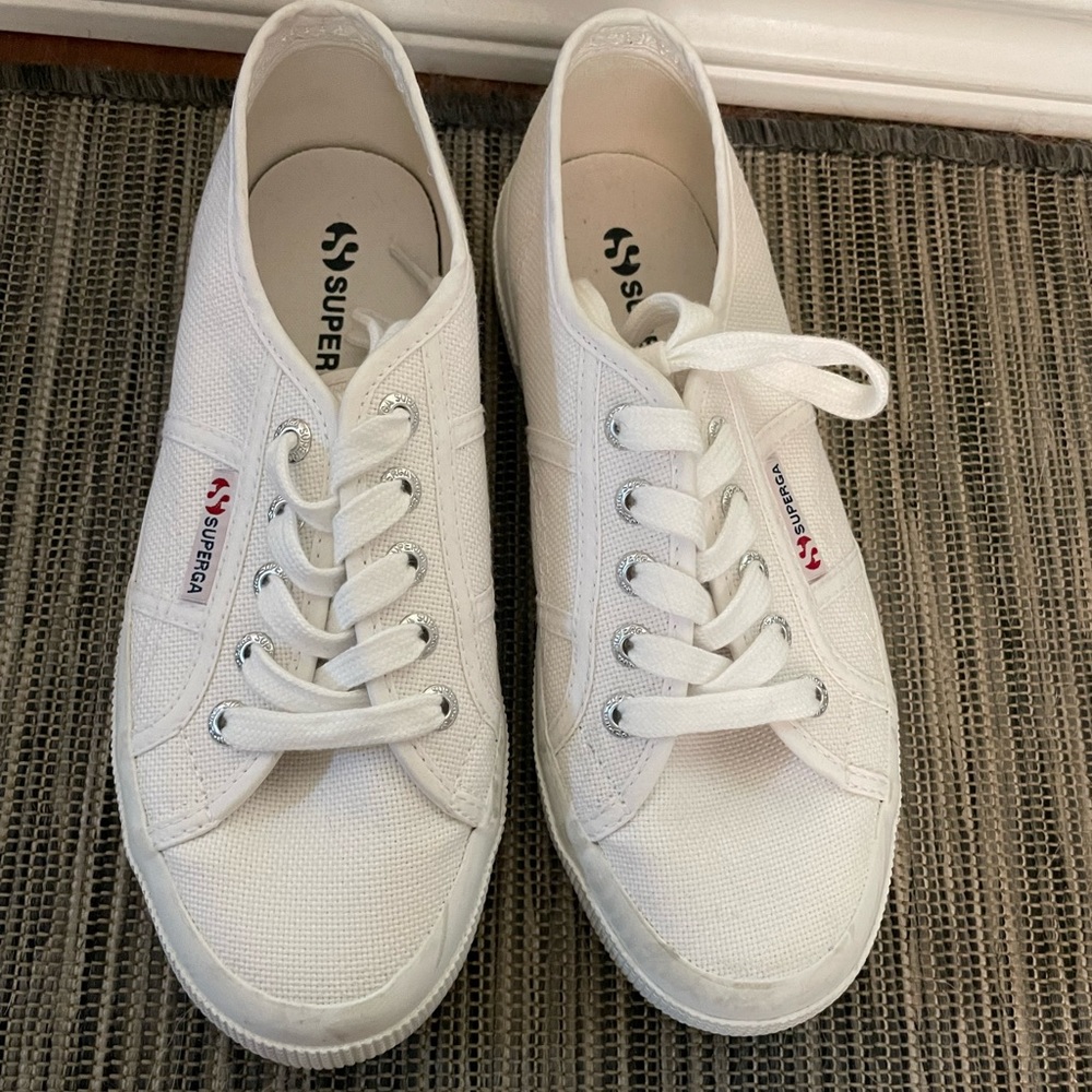 White Superga tennis shoes